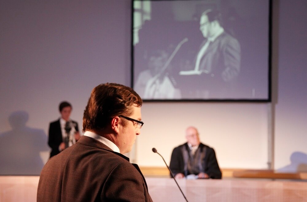 Thomas Kornack in "Die Ermittlung" im Augsburger Justizpalast.