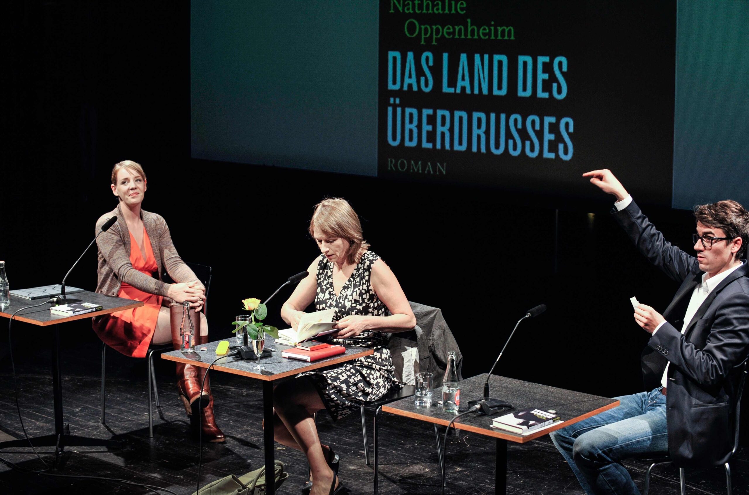 Katrin Wichmann, Corinna Harfouch und Alexander Khuon in der Uraufführung von "Ihre Version des Spiels" in den Kammerspielen des DT Berlin.