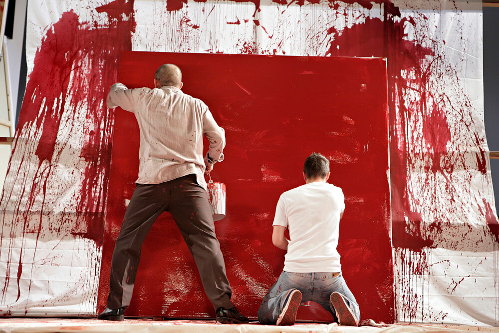 Dominique Horwitz und Benno Lehmann malen zügig "Rot" im Berliner Renaissance Theater.