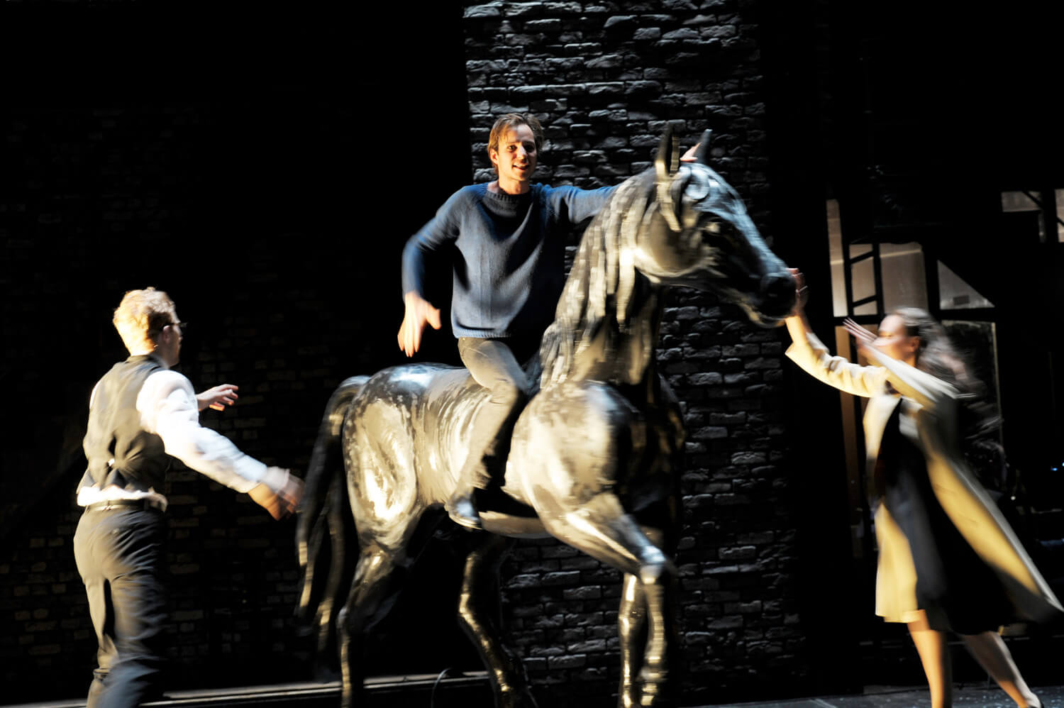 Lucas Prisor (Josef), Sebastian König (Axel), Mandy Rudski (Santa) und Pferd in "Die Sonne" an der Berliner Volksbühne.