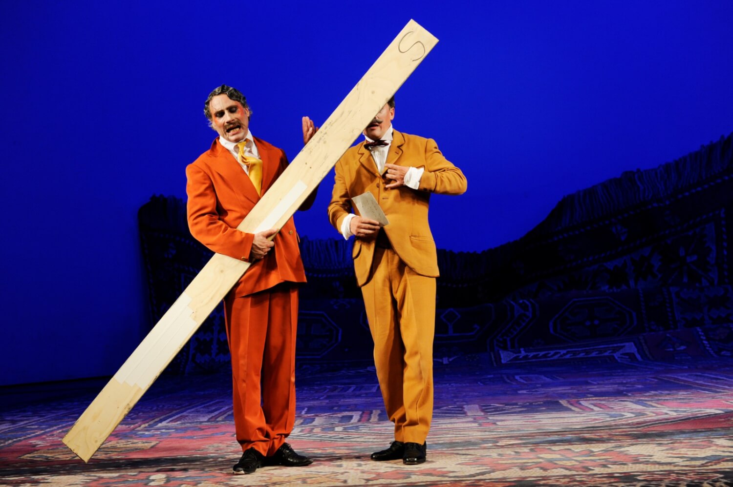 Wolfram Koch und Werner Eng (hinter dem Brett) in „Die (s)panische Fliege“ an der Berliner Volksbühne.