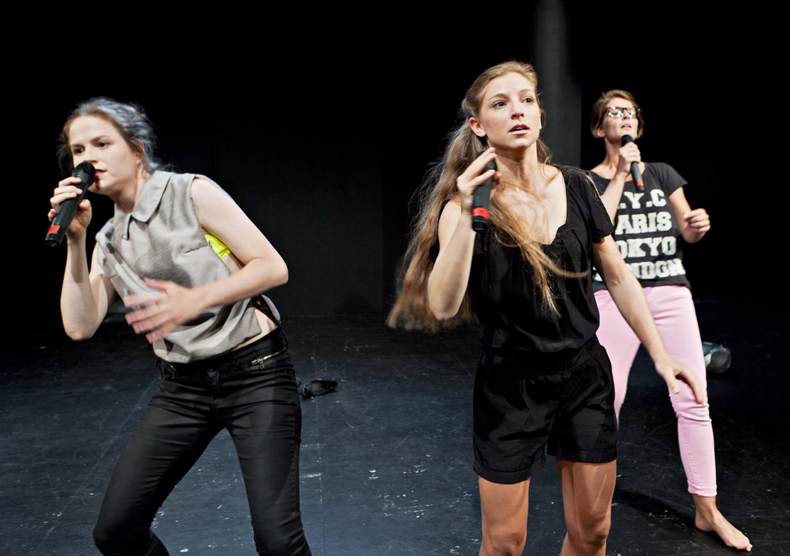 Ann Kathrin Doerig, Isabell Giebeler und Christina Huckle in der Uraufführung von "Demut vor deinen Taten, Baby" am Theater Bielefeld.