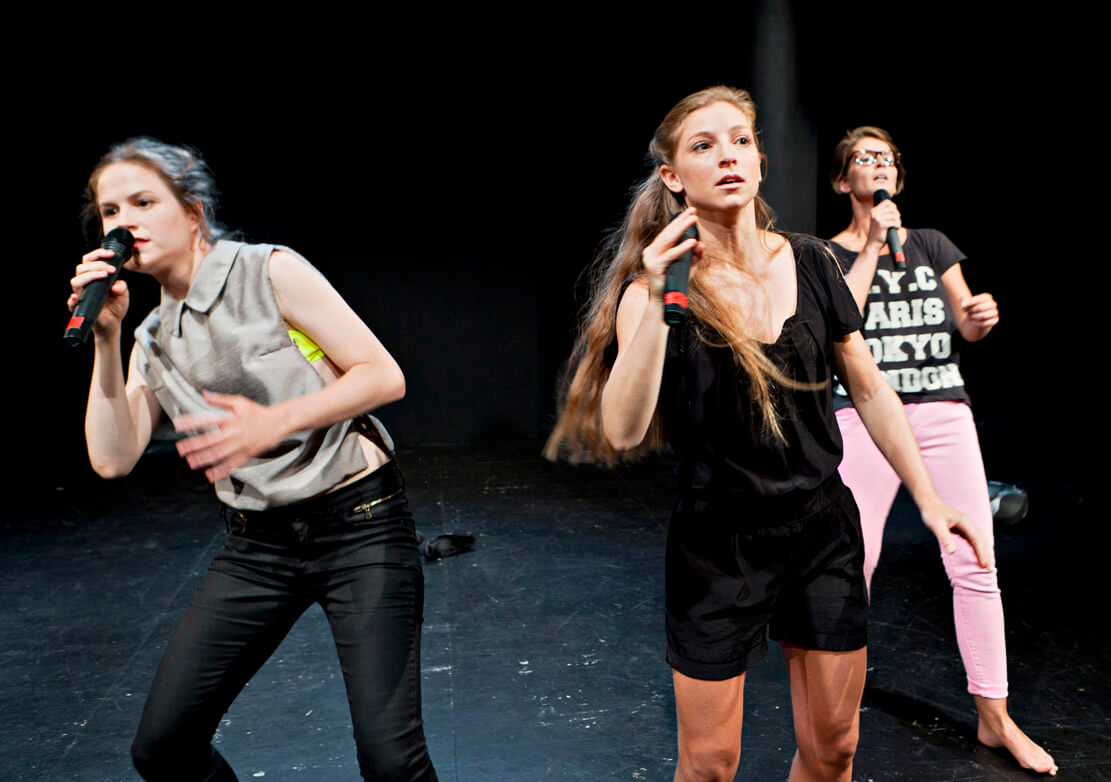 Ann Kathrin Doerig, Isabell Giebeler und Christina Huckle in der Uraufführung von "Demut vor deinen Taten, Baby" am Theater Bielefeld.