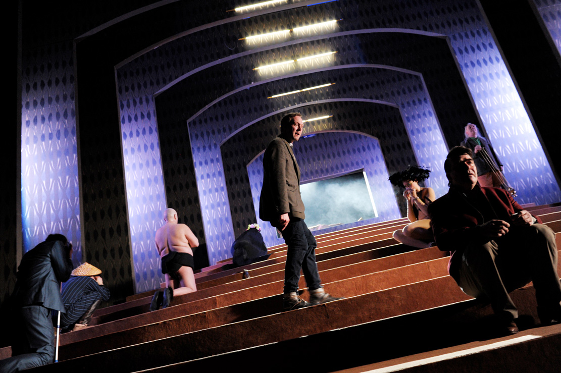"Volpone" auf der Bühnen-Treppe des Schauspielhauses Bochum.