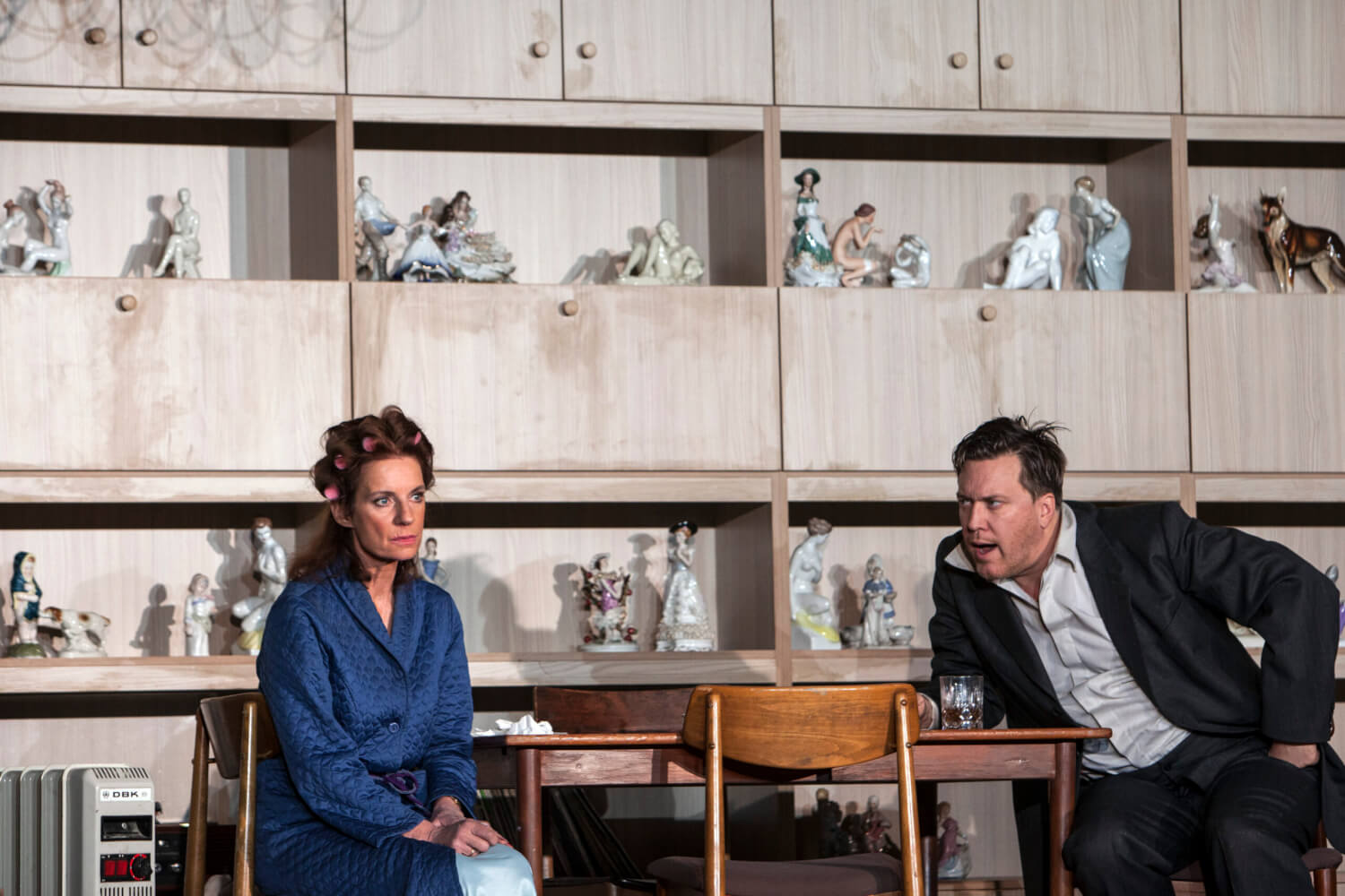 Szene mit Andrea Clausen (Maureen) und Nicholas Ofczarek (Johnson)