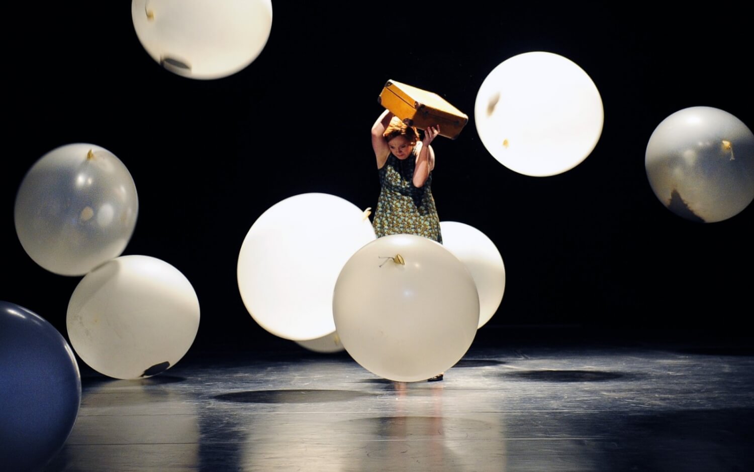 Annett Sawallisch (Yvonne), erschlagen von weißen Ballons.