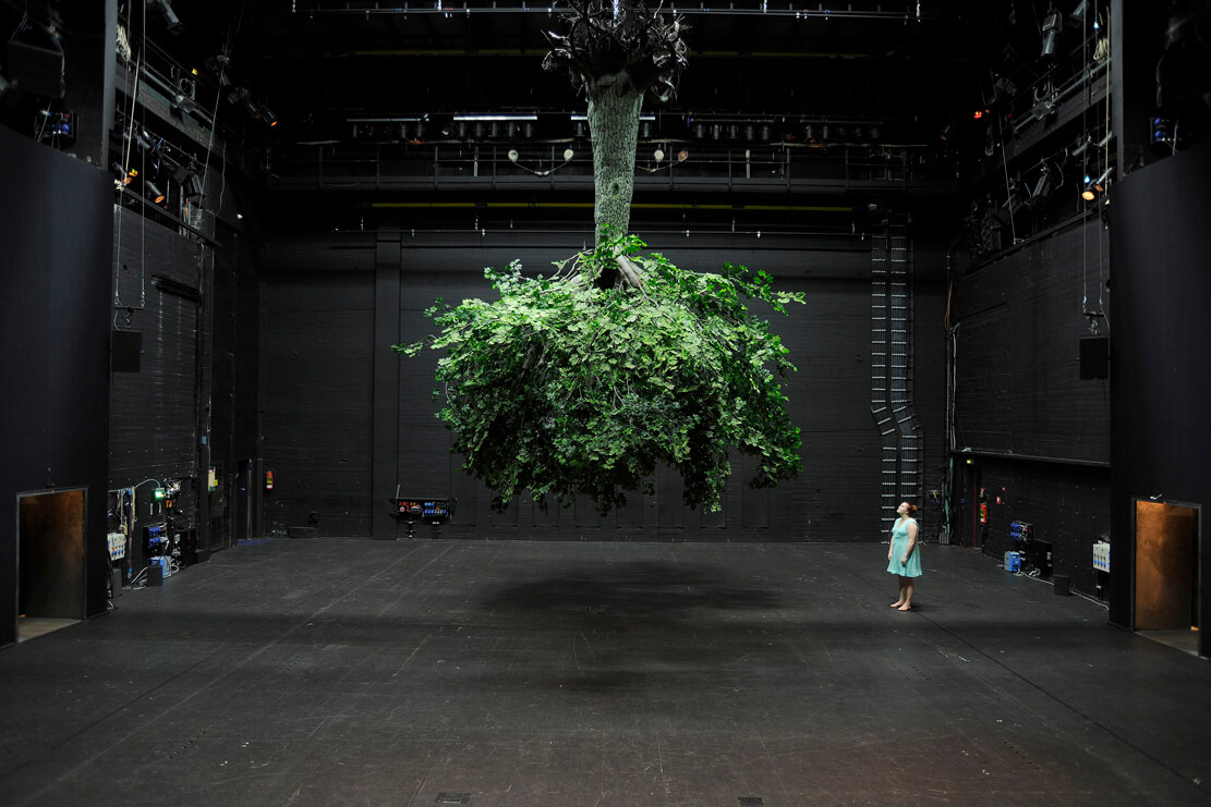 Baum und Tänzerin Ekaterina (Stefanie Reinsperger) in "Delhi" am Düsseldorfer Schauspielhaus.