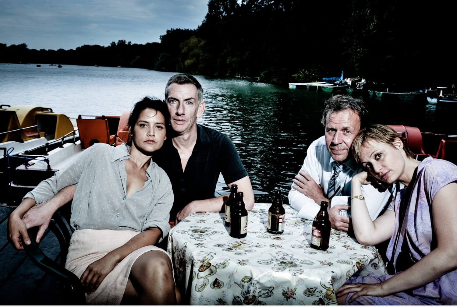 Natali Seelig, Bernd Moss, Jörg Pose und Katharina Marie Schubert in "Am Schwarzen See" am DT Berlin.