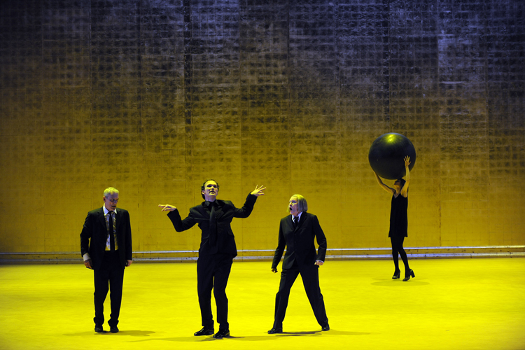 Winfried Küppers, Aleksandar Radenkovic, Marianne Hoika und Lea Draeger im Düsseldorfer Eröffnungs-"Hamlet" von Staffan Valdemar Holm.