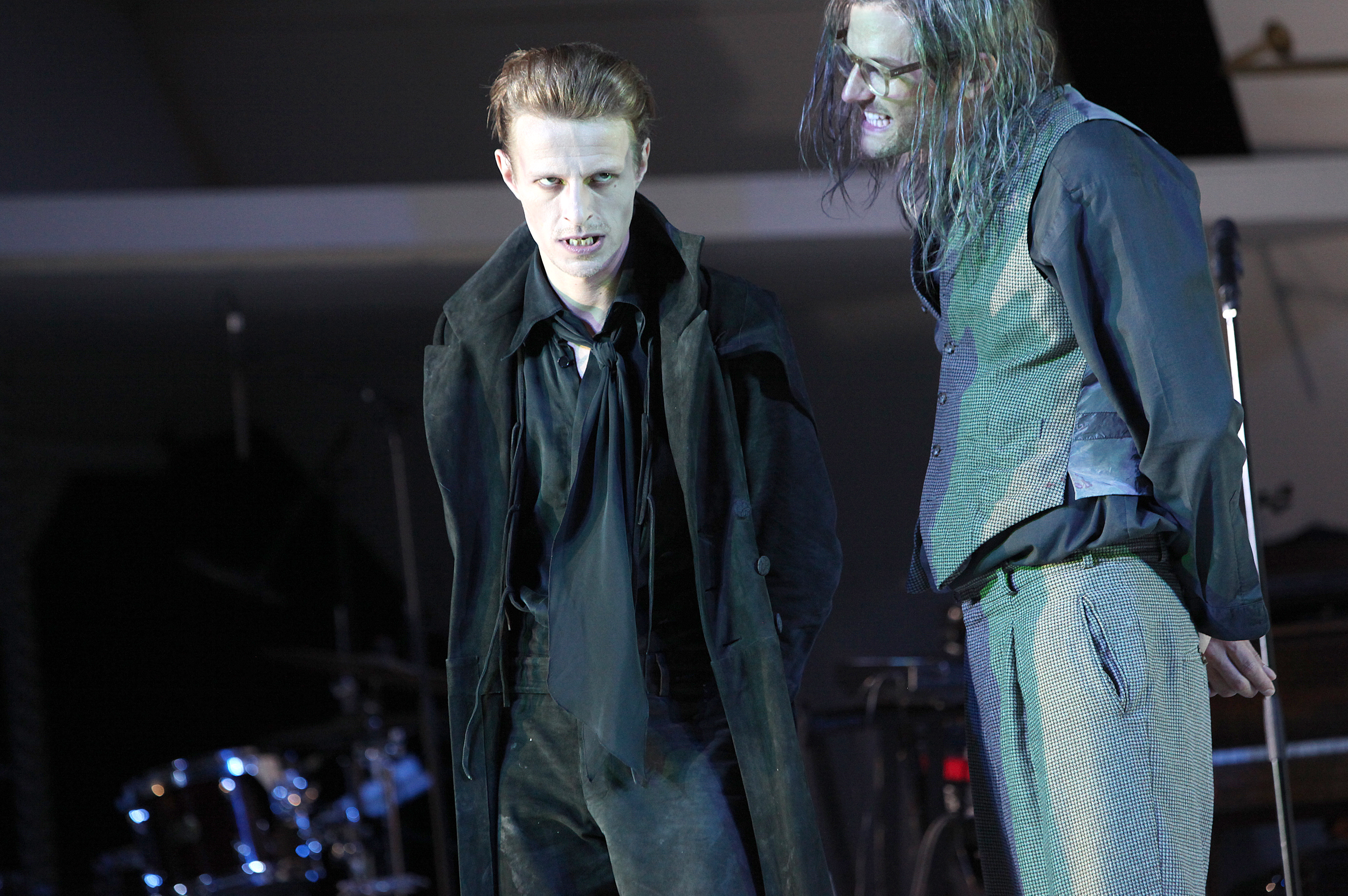 Alexander Scheer (Mephisto) und Marc Oliver Schulze (Faust) in Frankfurt.