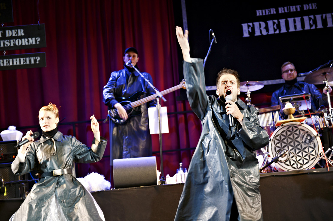 Eine Szene aus dem Theaterkonzert "Mythen der Freiheit" mit Mirka Pigulla, Dan le Tard, Philippe Goos und Nico Lai.