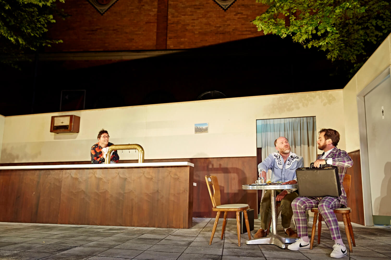 Auf dem Bild (v.l.n.r.): Wirt (Frank Wiegard), Heinz Bösel (Janko Kahle), Kurt Fellner (Günther Harder)