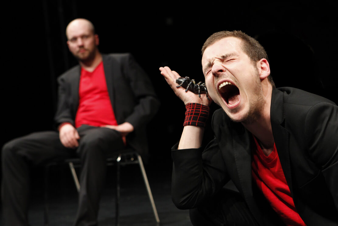 Simon Bauer und Nils Kahnwald in der Spiderman-Variation am Badischen Staatstheater Karlsruhe.