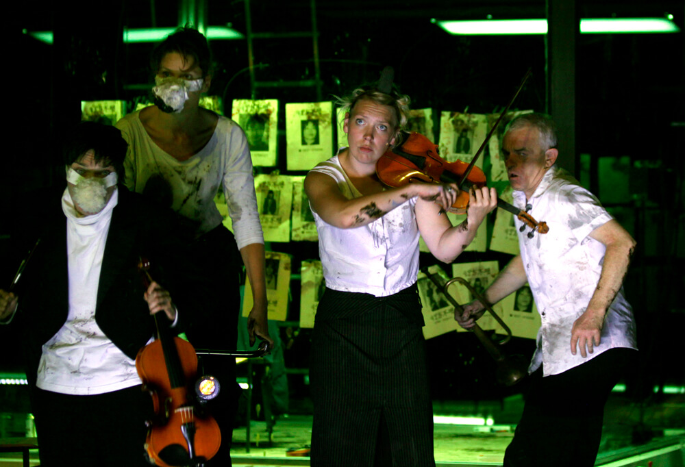 Kathrin Wehlisch, Julia Wieninger, Lina Beckmann, Michael Weber mit tonlosem, aber spannendem Musizieren in Elfriede Jelineks "Kein Licht" am Schauspiel Köln.