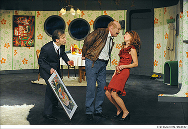 Daniel Minetti, Joachim Henschke und Eva Spott in "Der Gast" am Theater Krefeld Mönchengladbach.