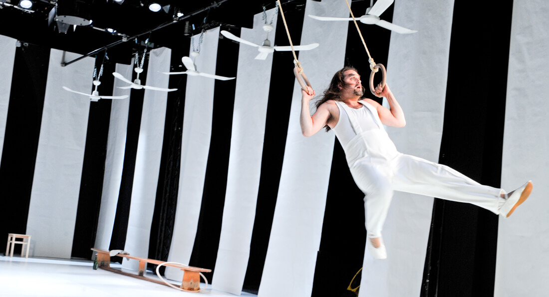 Fabio Menéndez in Roberto Ciullis Pirandell-Inszenierung im Theater an der Ruhr.