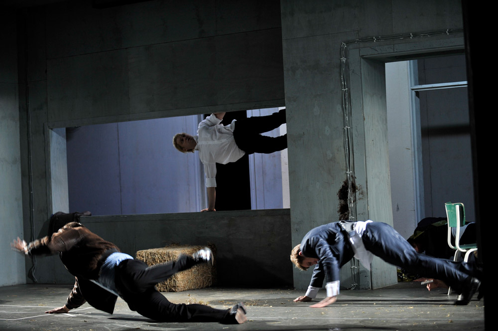 Steven Scharf, Gert Raudsep und Rasmus Kaljujärv fliegen durch die trinationale Produktion "Three Kingdoms" an den Münchner Kammerspielen.