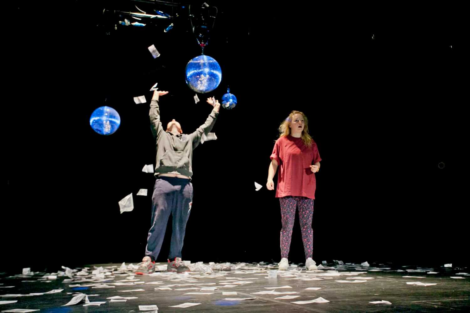 Manuel Herwig und Annrei Laufkötter als moderne Hänsel und Gretel in "Verschwunden" am Theater Münster.