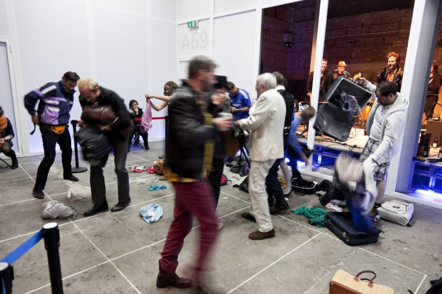 Chaos am Flughafen: "Eyjafjallajökull-Tam-Tam" am Münchner Residenztheater.