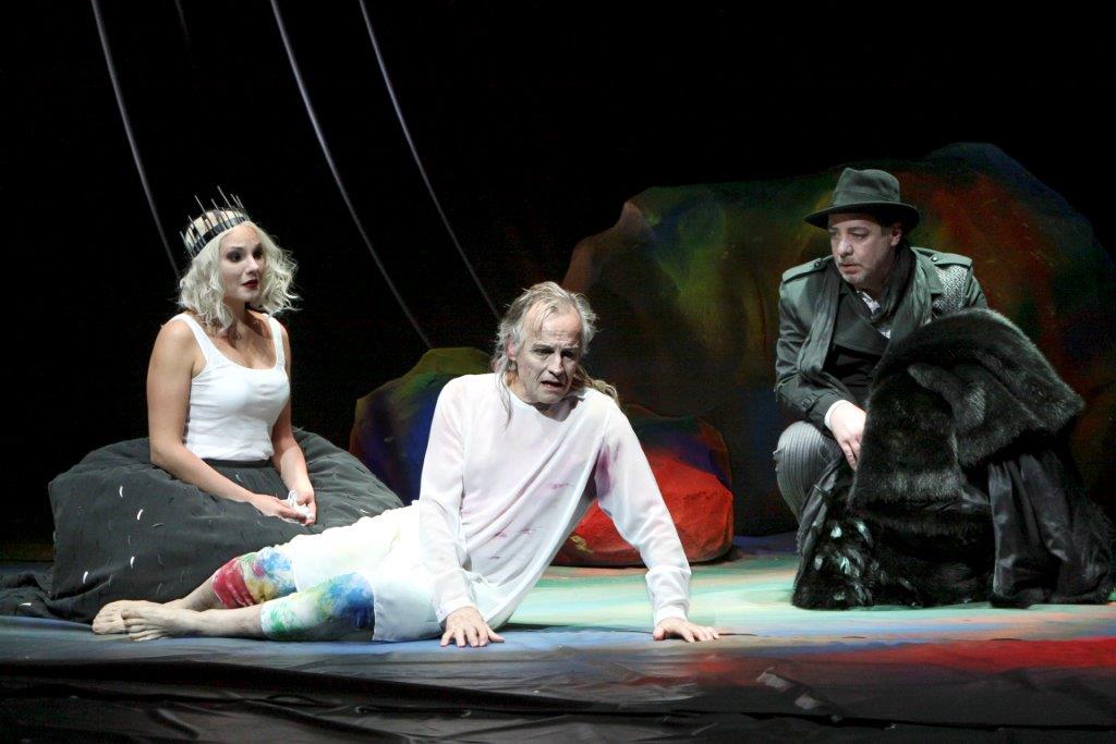 Szene mit Josephine Köhler, Jochen Kuhl und Thomas Nunner aus Shakespeares "Lear" am Staatsschauspiel Nürnberg.