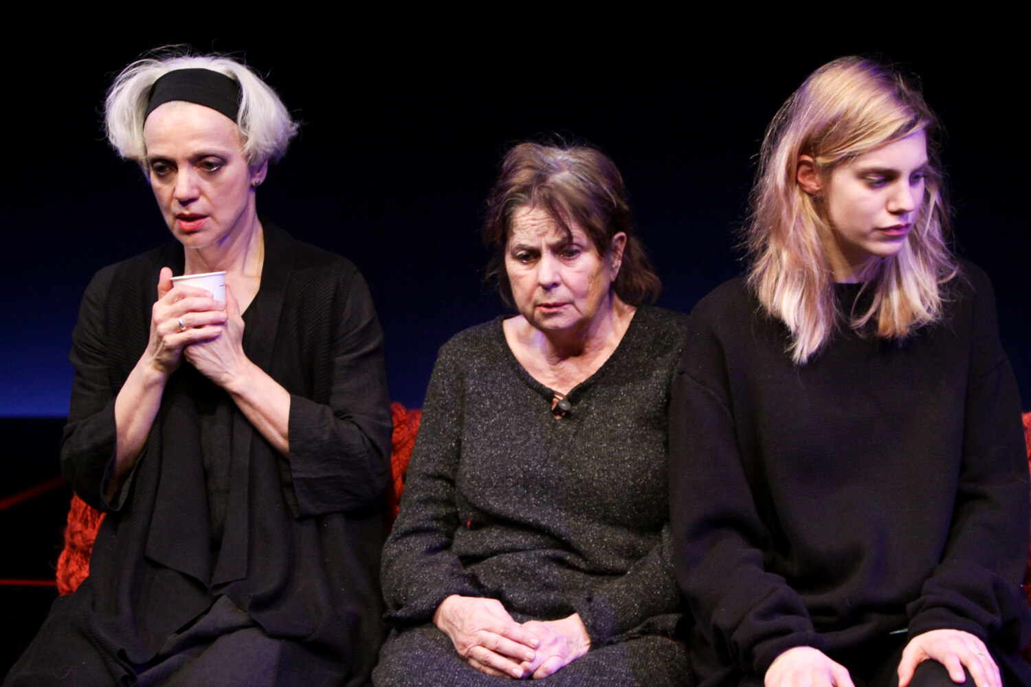 Szene mit Adeline Schebesch, Marion Schweizer und Bettina Langehein