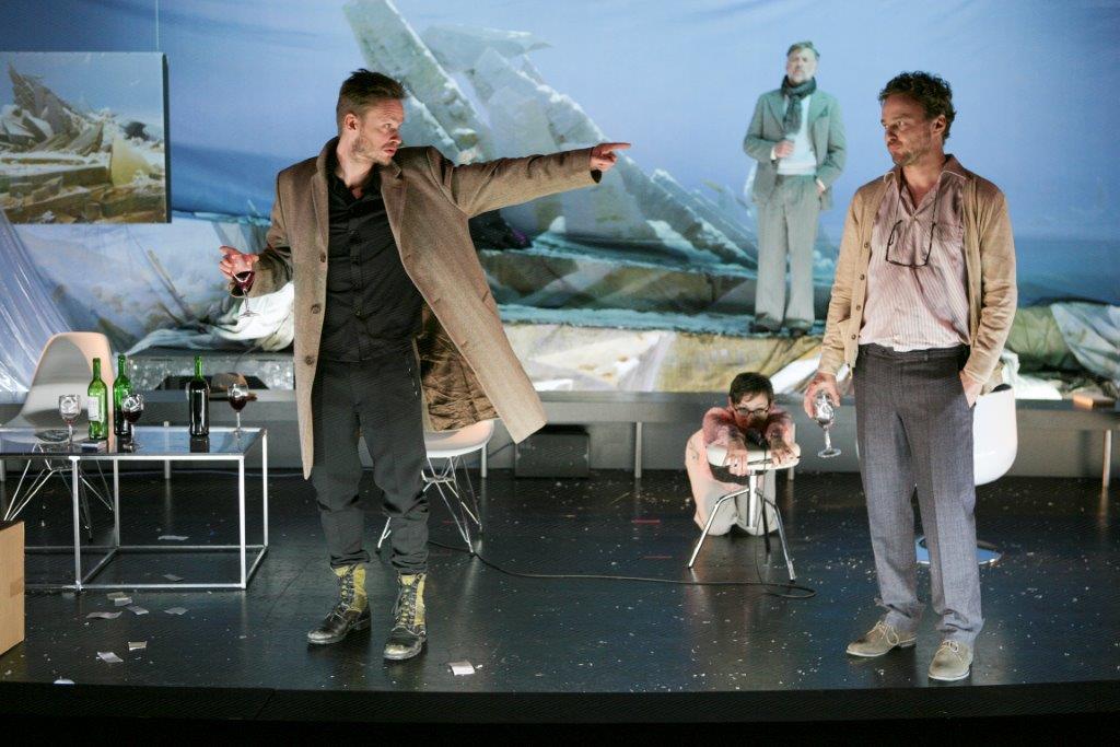 Szene aus "Wintersonnenwende" am Staatstheater Nürnberg