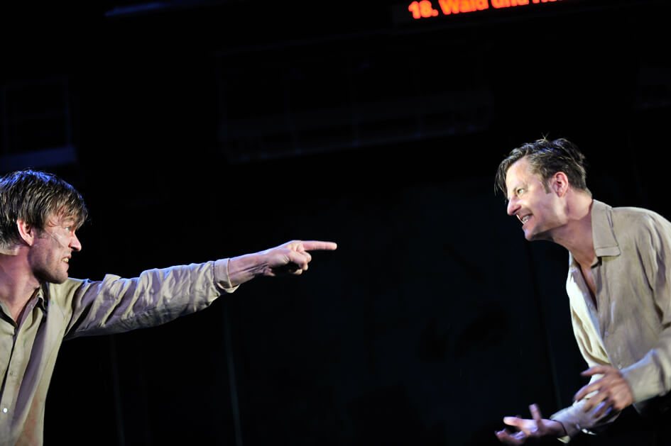 Sebastian Rudolph und Philipp Hochmair in Nicolas Stemanns „Faust“-Inszenierung bei den Salzburger Festspielen.