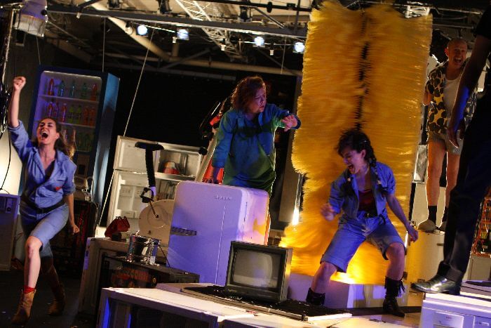 Cristina Gámiz (Irene), Mercè Arànega (Aurora), Carme Poll (Ingrid), Oriol Genís (Damián) in "Car Wash".