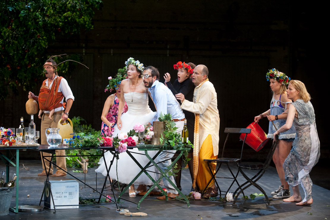 Familienfreuden bei einer nachgestellten Hochzeitsfeier in Justine del Cortes "Der Komet", uraufgeführt am Wiener Burgtheater.
