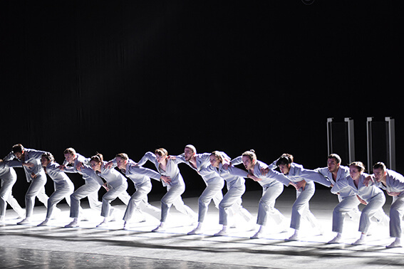 Das Ensemble des neuen Hessischen Staatsballetts in "Left Right Left Right"