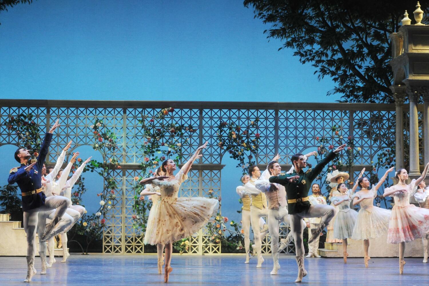 Youri Vámos' Ballett "Dornröschen - Die letzte Zarentochter" in Karlsruhe