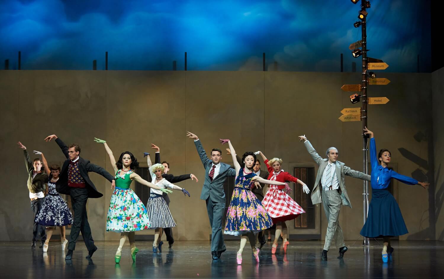 Das Koblenzer Ballettensemble in Steffen Fuchs' Choreographie "Der Besuch der alten Dame" nach Dürrenmatt