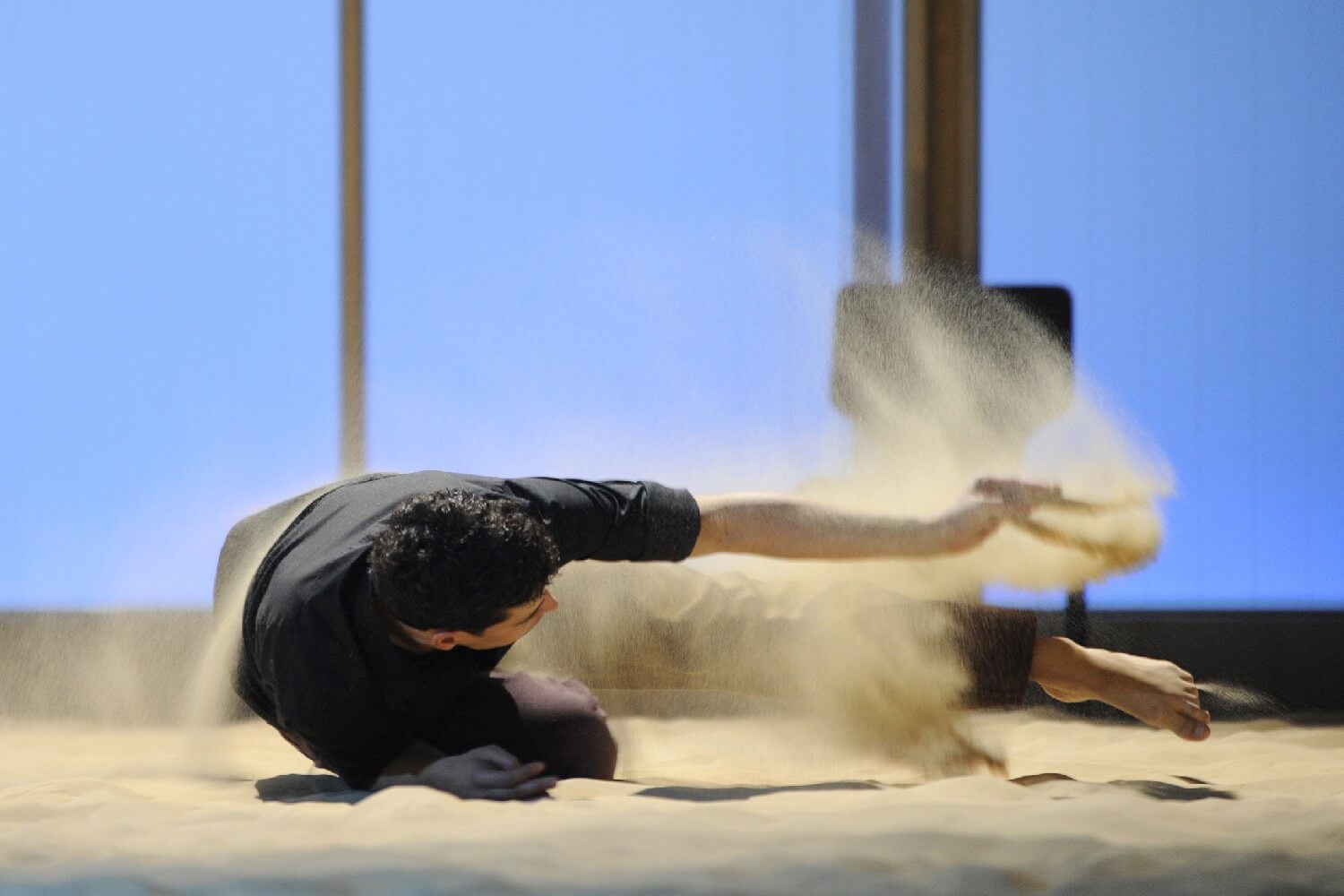 Tiago Manquinho in Gregor Zölligs "Vier Temperamente" am Tanztheater Bielefeld. 