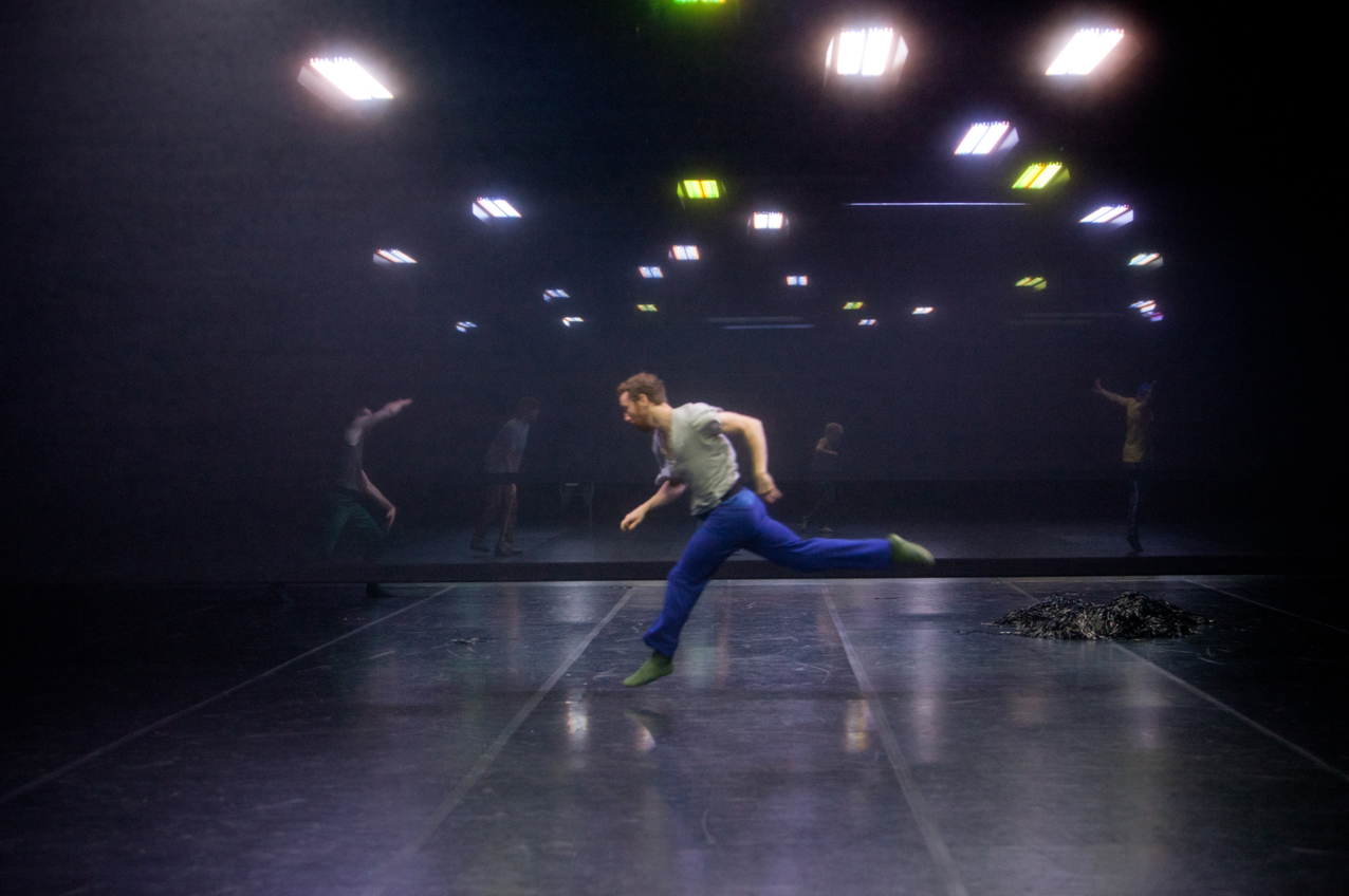 Riley Watts in der Neuproduktion der Forsythe-Company "Now This When Not That".