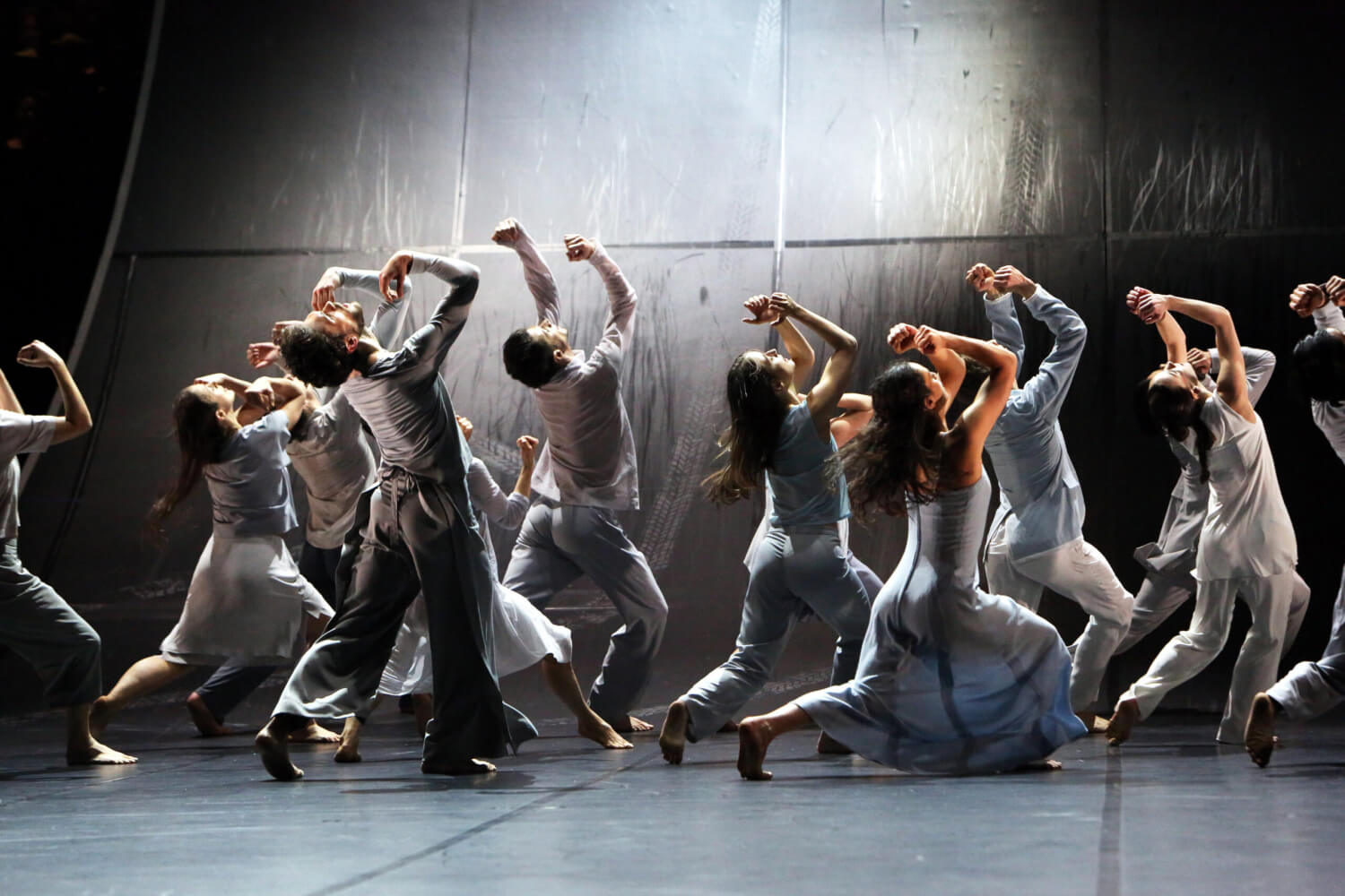 Was für ein Hadern, Barmen, Flehen, gen Himmel Recken: Gregor Zöllig choreografiert Johannes Brahms' "Ein Deutsches Requiem".