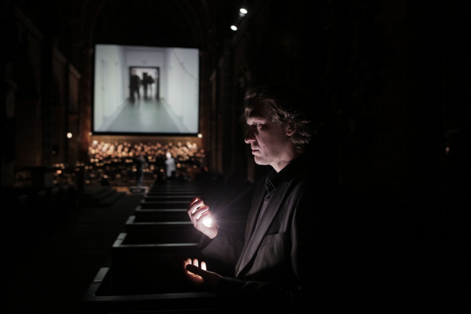 Ein Licht im Dunkel: Brahms "Requiem" im Bremer St.Petri Dom, von Choreograf Urs Dietrich.