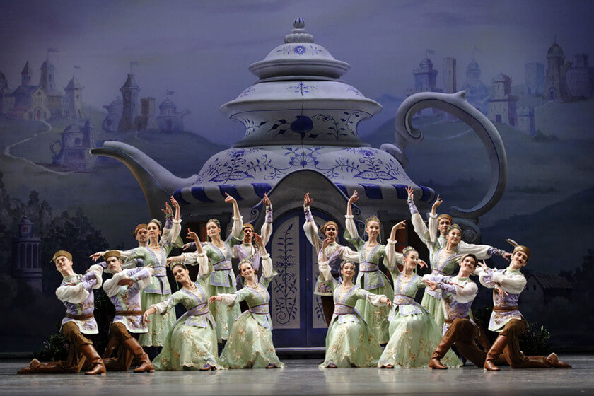 Ensemble des Semperoper Ballett in "Coppélia"