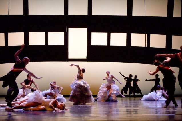 Ensemble in Jörg Mannes Ballett "Stirb du, wennst kannst".