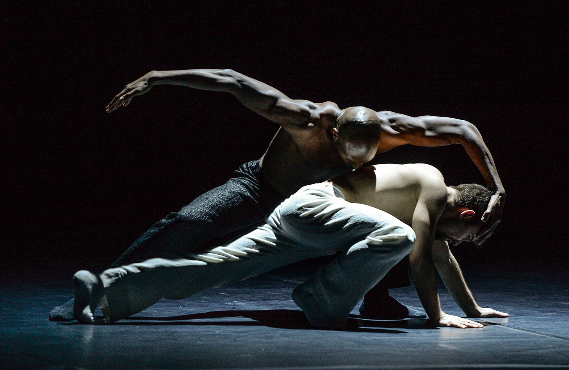 Jamal Callender und Lorenzo Angelini in einem Ausschnitt aus Stephan Thoss' Choreographie "La Chambre Noire" von Nationaltheater Mannheim Tanz 