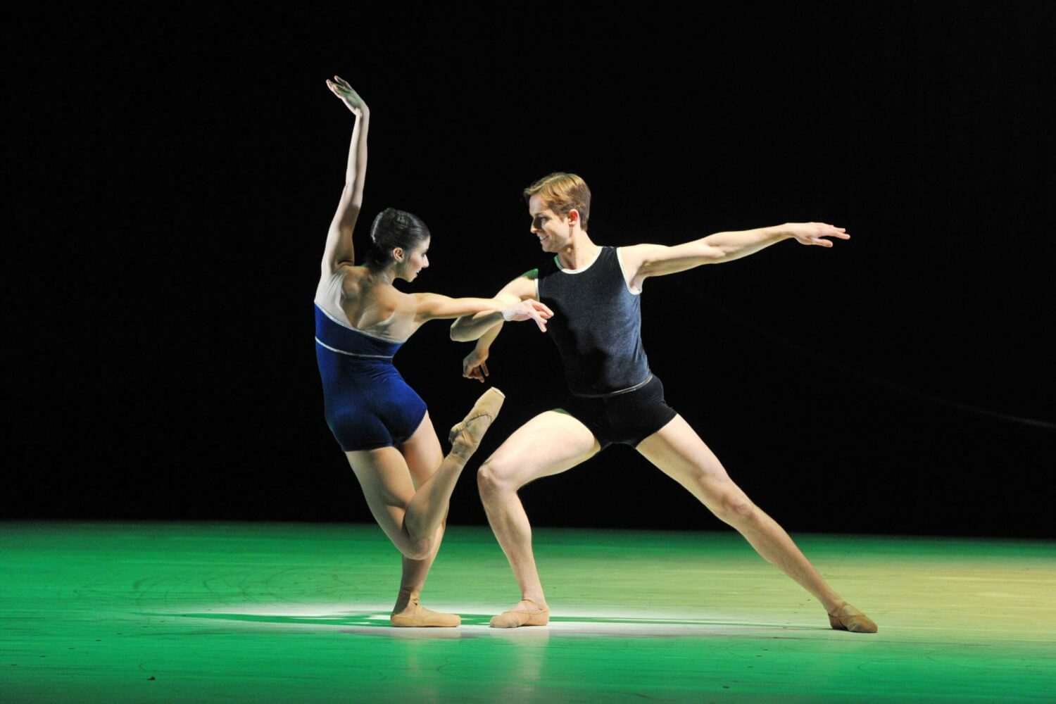 Rafaelle Queiroz und Jason Maison in "In den Winden des Nichts" am Badischen Staatstheater.