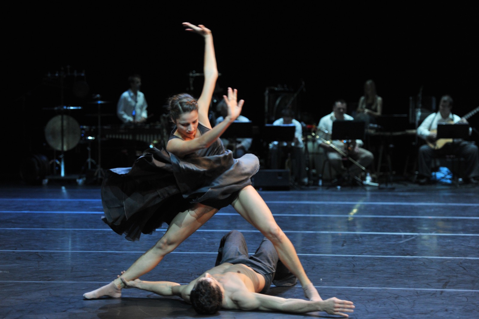 Julie Pécard und Luis Eduardo Sayago im Mannheimer Ballettabend "I'm with the Band".