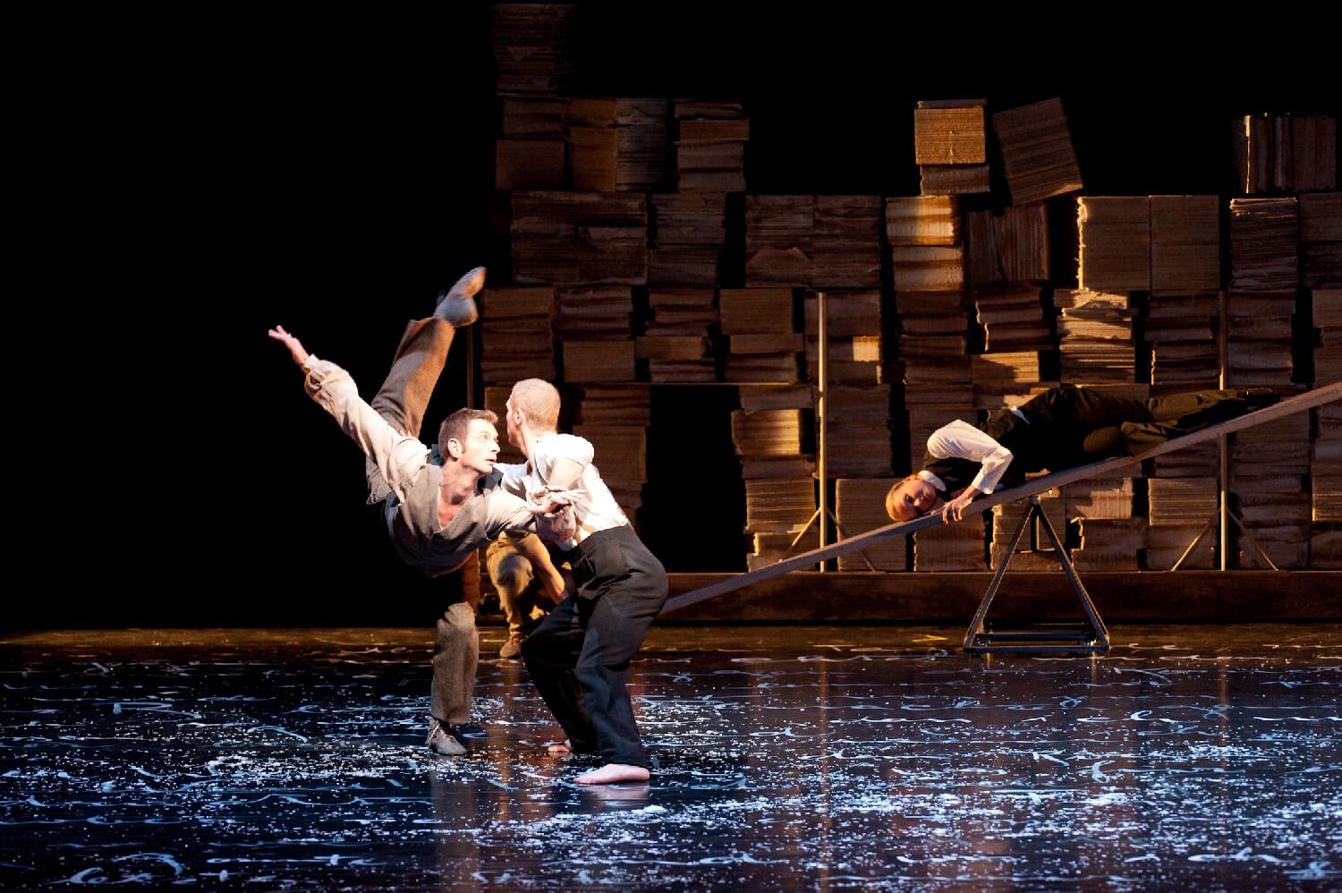 Marc Cloot, Neel Jansen (K.) und Liuba Avvakumova in „Das Schloss“ am Gärtnerplatztheater München.