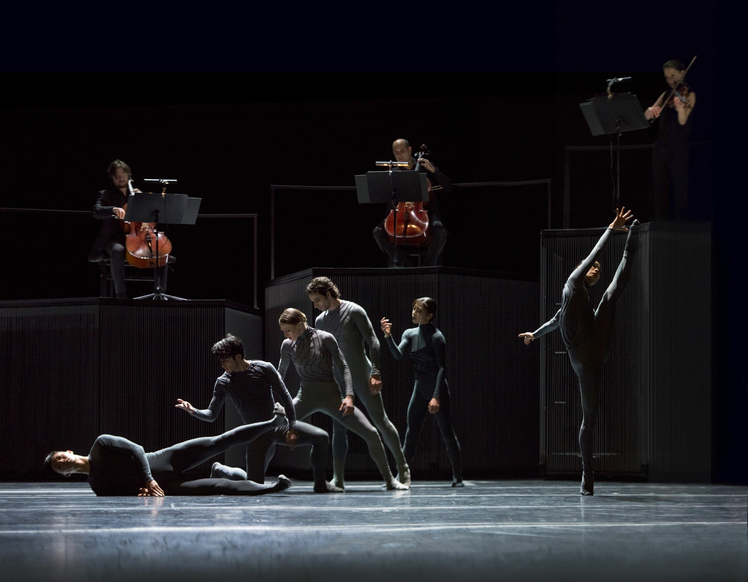 "Four Quartets", Choreographie von Goya Montero. Im Bild: Hiroki Ichinose, Max Levy, Maeva Lassere, Oscar Alonso, Sayaka Kado, Natsu Aasaki und das Apollon Musagète Quartett