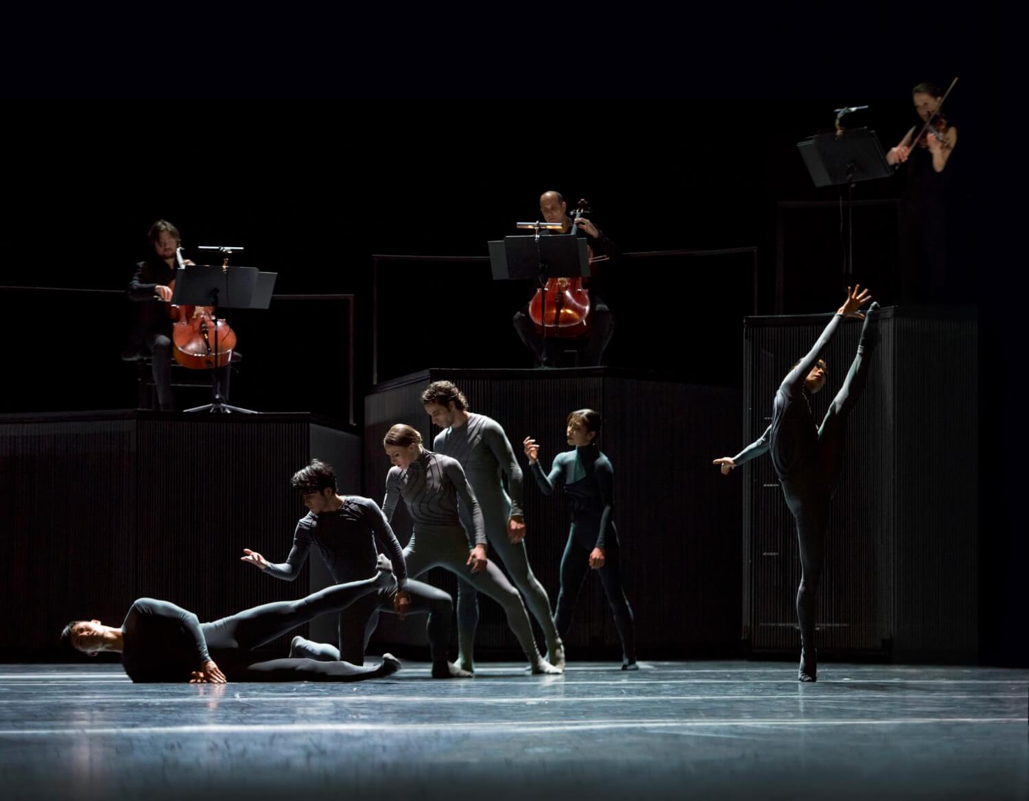 "Four Quartets", Choreographie von Goya Montero. Im Bild: Hiroki Ichinose, Max Levy, Maeva Lassere, Oscar Alonso, Sayaka Kado, Natsu Aasaki und das Apollon Musagète Quartett