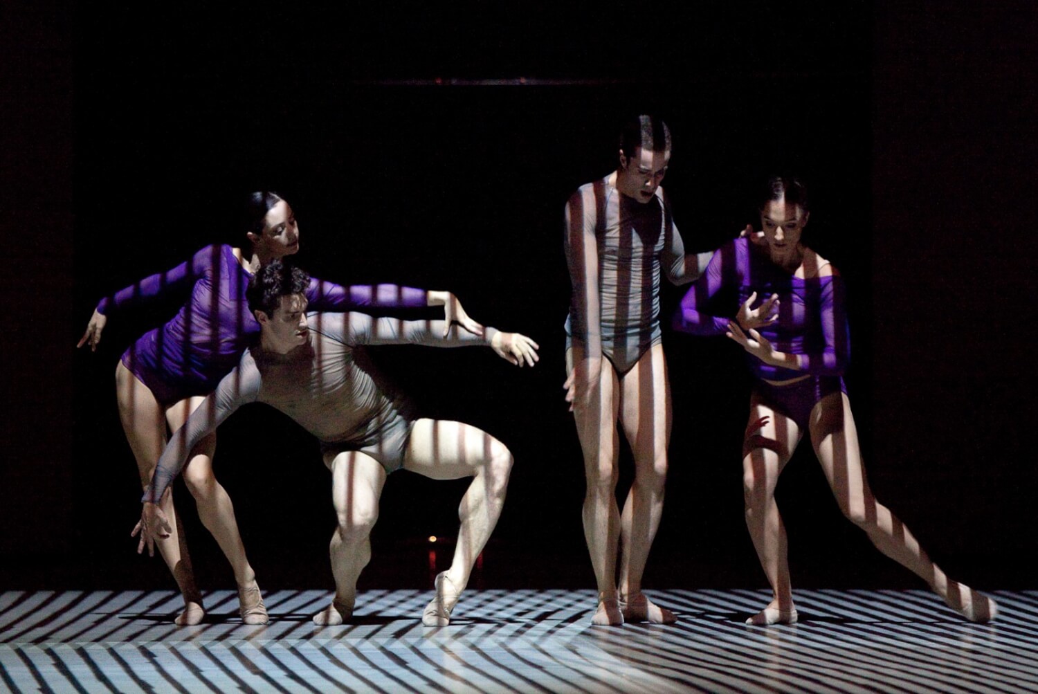 Laurène Levy, Dorothée Gilbert, Mathias Heymann und Jérémie Bélingard im neuen Stück "L'Anatomie de la sensation" von Wayne McGregor.