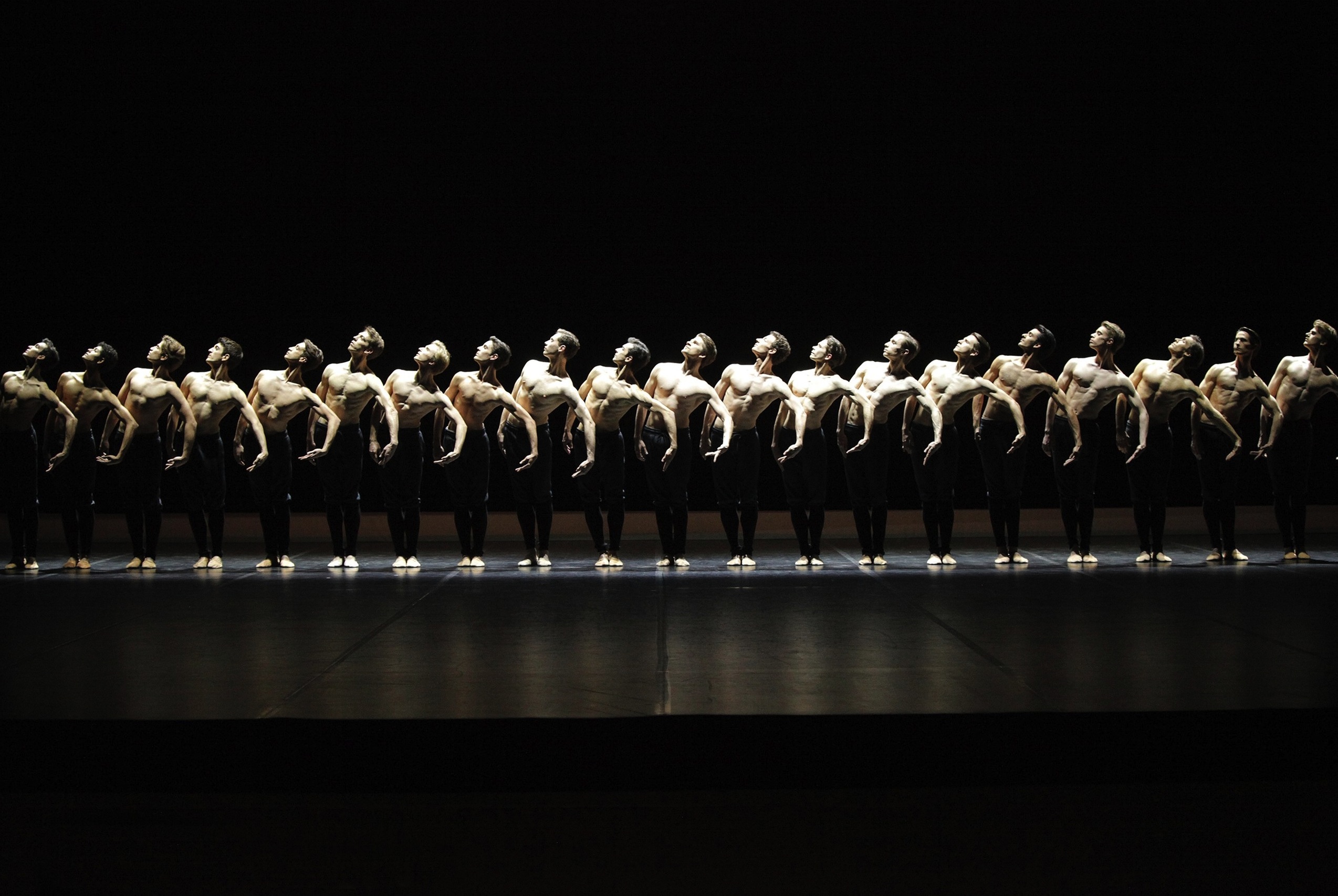 Szene aus "No Men's Land" von Edward Clug, dem ersten Teil der Dreierabends beim Stuttgarter Ballett