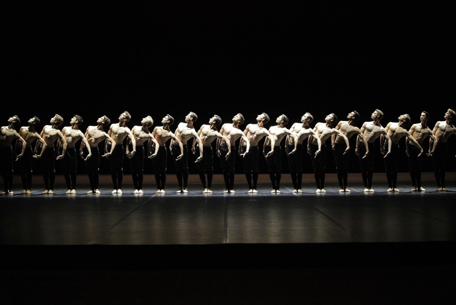 Szene aus "No Men's Land" von Edward Clug, dem ersten Teil der Dreierabends beim Stuttgarter Ballett