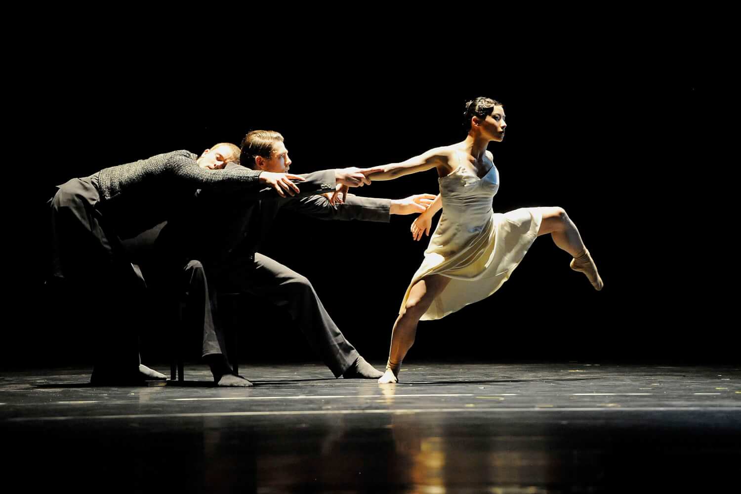 Daniel Whiley, Frank Fannar Pedersen und Ayumi Sagawa in "Ein Winternachtstraum" am Hessischen Staatstheater Wiesbaden.