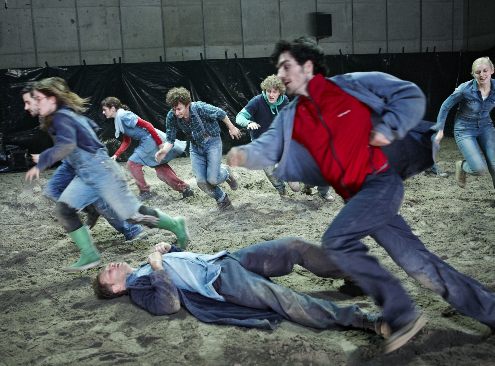 "Sand", ein Tanztheaterprojekt von Sebastian Nübling und Ives Thuwis.