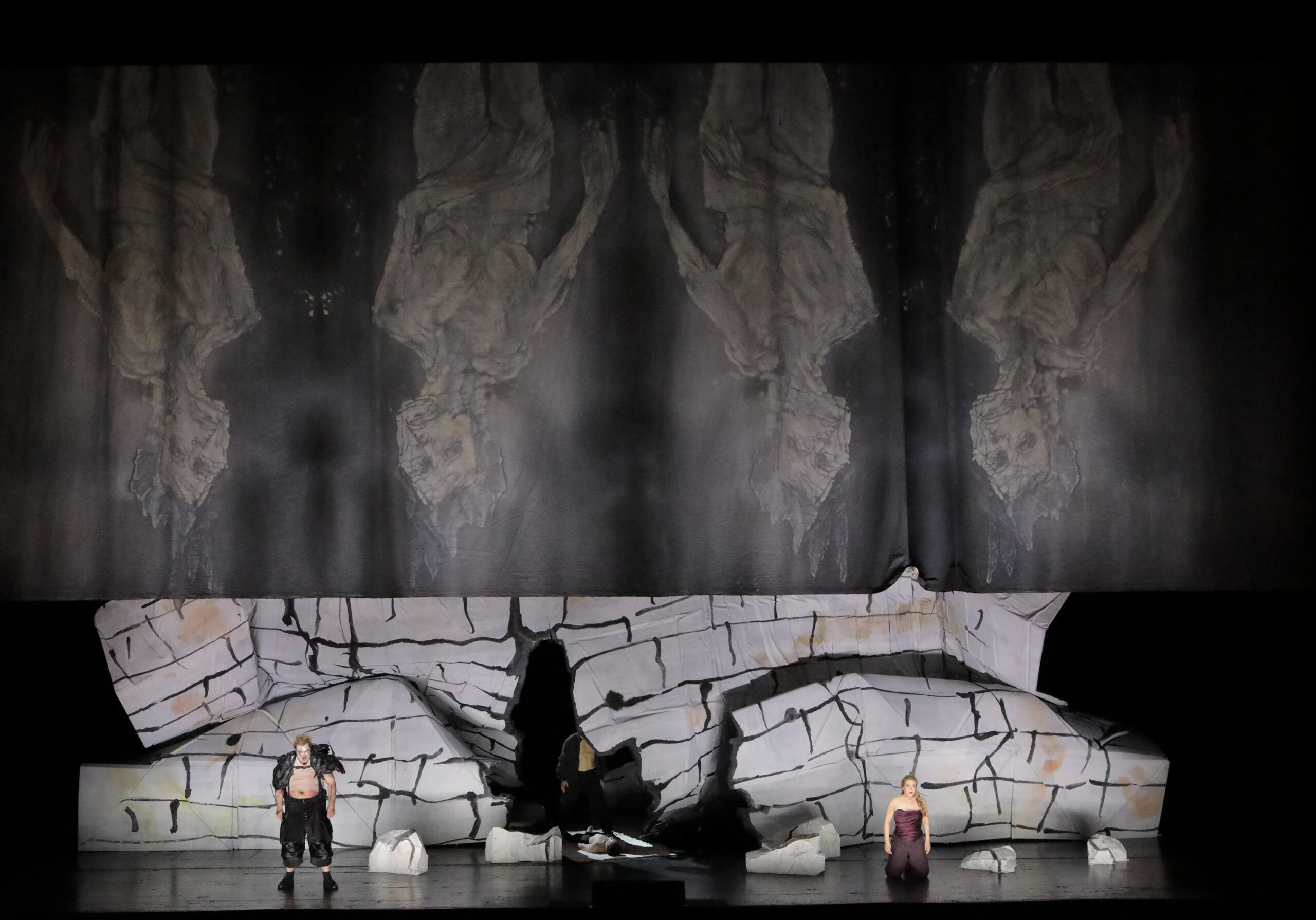 Ohne Zauberschloss: Nina Stemme (Kundry) und Wolfgang Koch (Klingsor) im Bühnenbild von Georg Baselitz